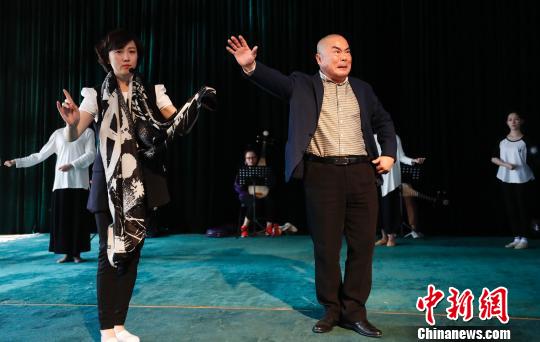 京剧表演艺术家杨赤(右)和丁晓君(左)将领衔新国剧《霸王别姬》 杜洋 摄